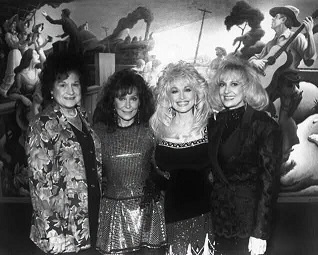 ASKittyWellsLorettaLynnDollyPartonTammyWynettein1993.jpeg