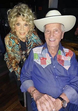 ASPatBooneandJeannieSeelyBackstageattheOprySept72023.jpg