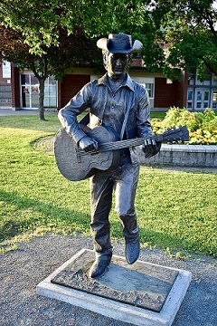 ASStompinTomBronzeStatueinSudburyOntario.jpg